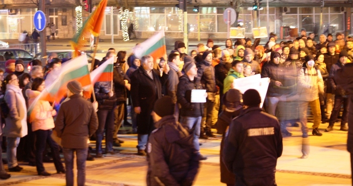  Над 100 човека се събраха на протест пред сградата на