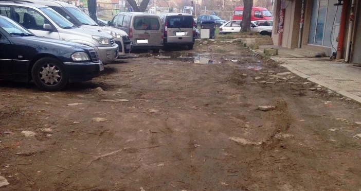Читател на Петел изпрати снимки от кално и разбито трасе