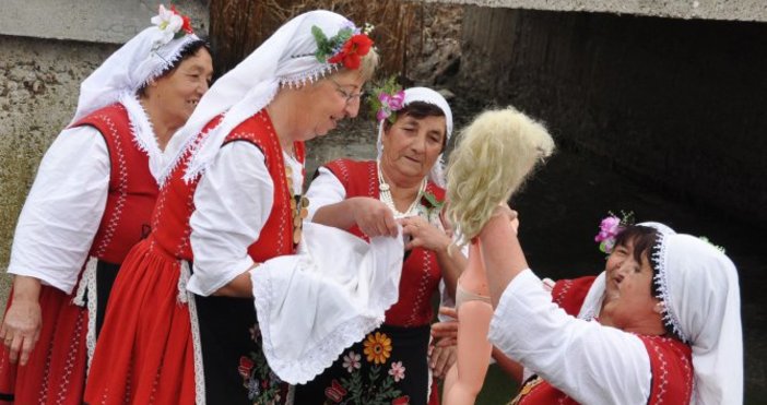 Днес е Бабинден Един от големите народни женски празници посветен