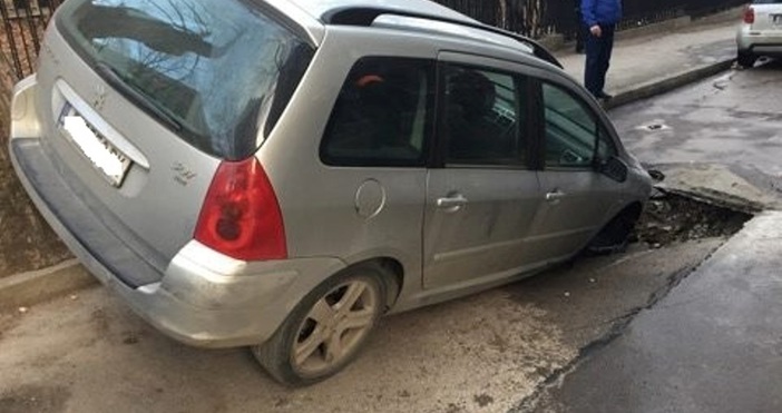 снимки читател Автомобил заседна в дълбока дупка на ул Кап Рончевски