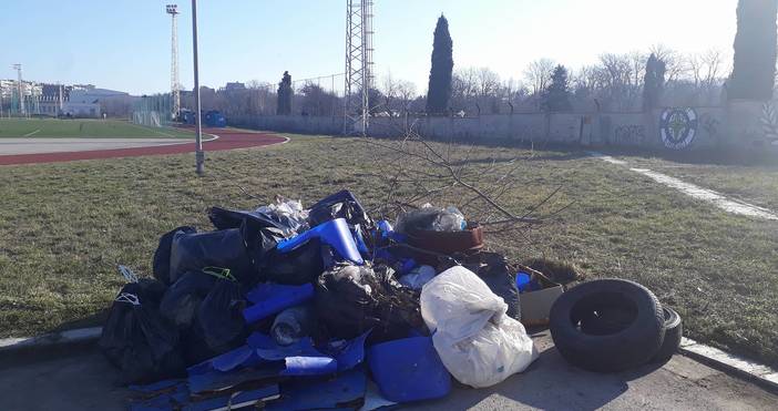 Камари изхвърлени боклуци, клони, гуми и счупени седалки от Локомотив“