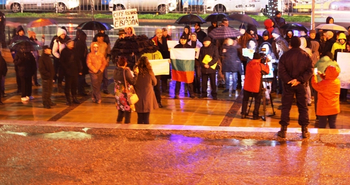 Въпреки студения дъжд, десетки варненци излязоха на нов протест пред