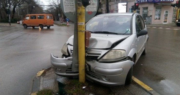 снимка  Varna24 bgМлада шофьорка заби автомобила си Ситроен в светофар до Икономическия