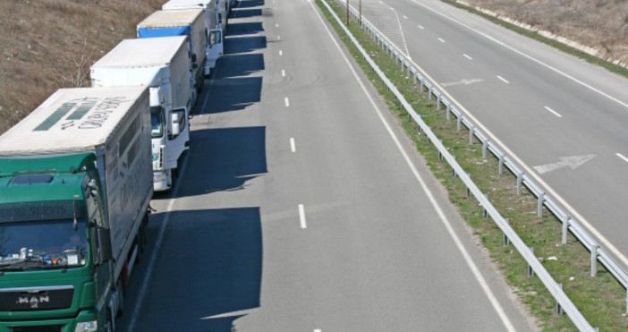 Движението на камиони над 12 тона през Котленския проход се