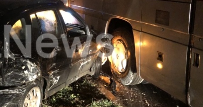 Снимка БулнюзАвтобус на монтанската транспортна фирма е ударил лек автомобил