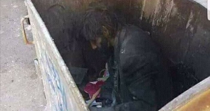 Снимка обиколи интернет пространството и предизвика буря от емоции Мъж сврян в