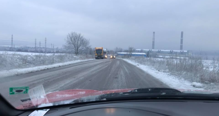снимка читателСтуденото и мразовито време създаде трудности на пътя Варна