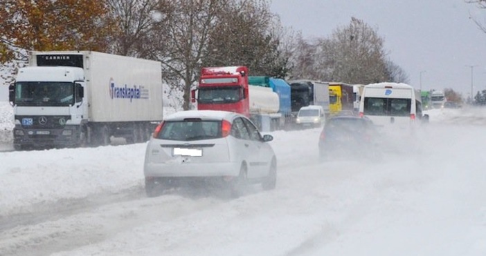 Забранено е движението за товарни автомобили над 12 тона през