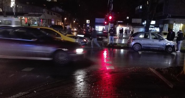 Снимки Петел Тройна катастрофа е станала преди минути във Варна