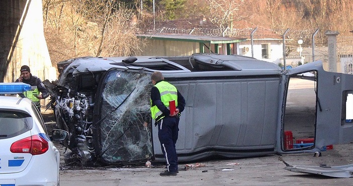 Снимки БулфотоЛек автомобил падна от мост на главния път София