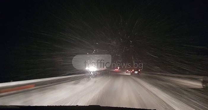 Кадри TrafficNews bgЗа обилен снеговалеж  на магистрала Тракия между Пловдив и