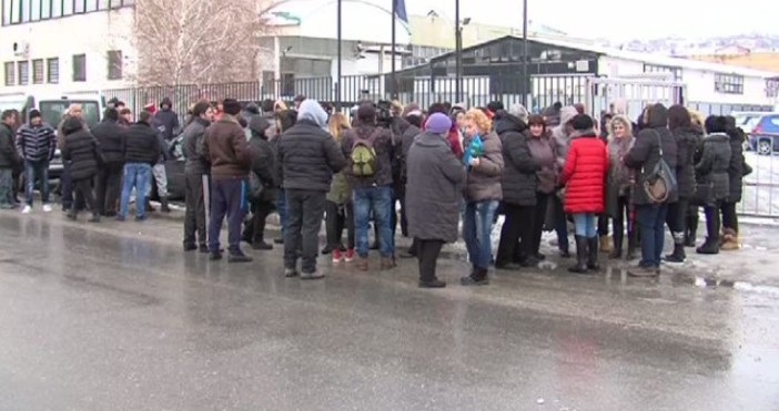Снимка: btvnovinite.bgРаботници в обувна фабрика протестираха заради дължими заплати. Италианският
