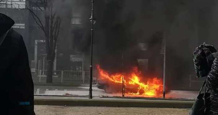 снимки Петел Колата която преди минути избухна в пламъци пред община