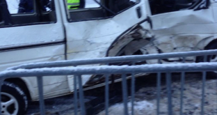 Снимка novini bgМикробус и трамвай са се ударили на кръстовището на