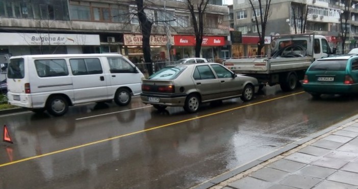 © Varna24.bg Лека катастрофа стана преди минути на бул. 8-ми