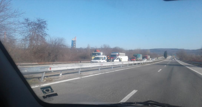 Снимки: ЧитателКатастрофа между микробус и камион е станала на магистралата