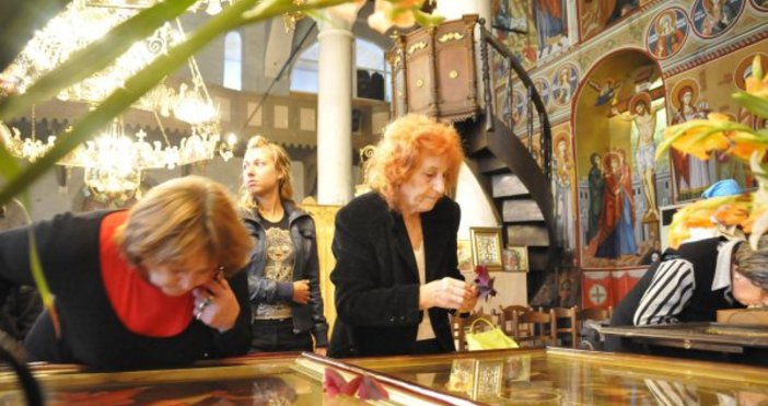 Остават ли бактерии върху иконите след целувките на вярващите И