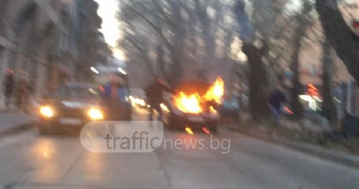 Снимка TrafficNews.bgЛек автомобил избухна в пламъци в центъра на града, сигнализира