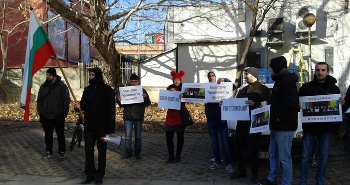 Недоволни граждани се събраха днес пред сградата на РИОСВ Варна,