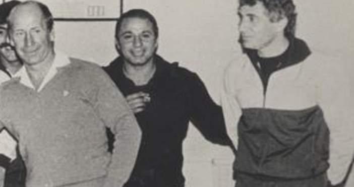 Легендата на футболния Спартак Красимир Зафиров вдясно на снимката си