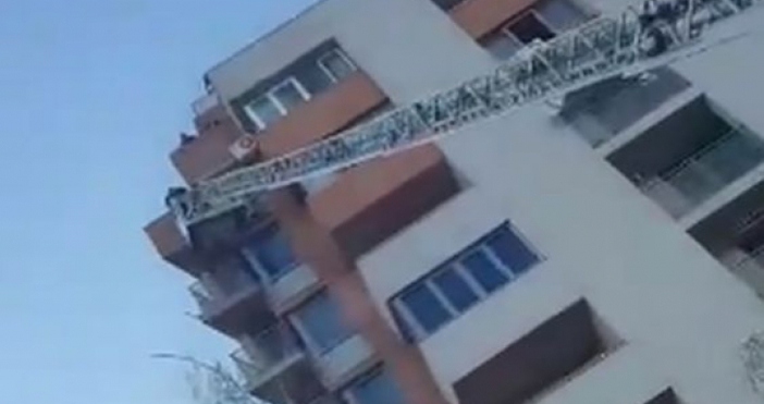 Снимка БлицМъж е заплашил да скочи от 9 ия етаж