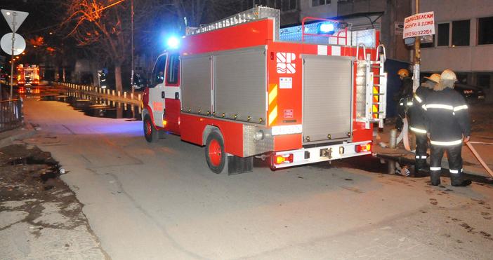 Пламъците са обхванали покривите на още две къщиСемейство с 11