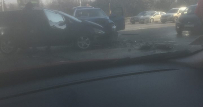 Снимка БлицСтраховита катастрофа се е случила преди минути в центъра