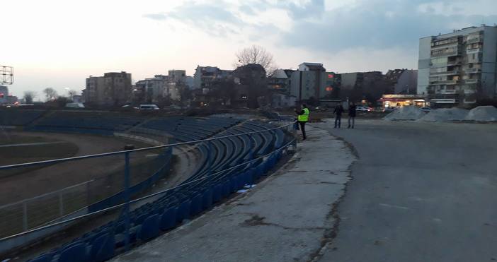 Във връзка с предстоящата реконструкция на стадион Спартак геодезисти и