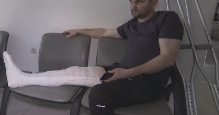 Кадър bTVEкип на Спешна помощ посъветва мъж със счупен крак