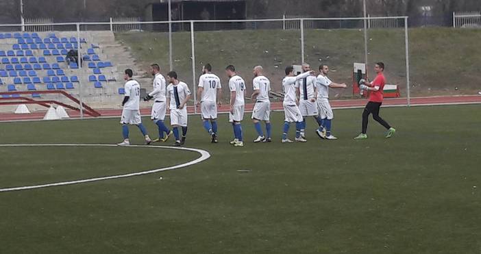 Отборът на Спартак води с 2 0 на юношите до