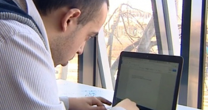 Млад мъж с аутизъм завършва училище с отлични резултати въпреки