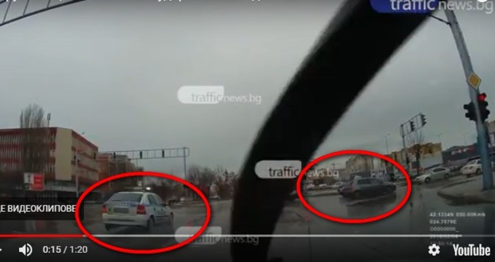 trafficnews bgПолицейският автомобил е преминал на червено със светлинна и звукова