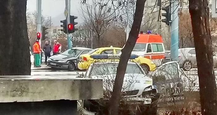 Снимка Трафикнюз бгТежък пътен инцидент е станал на кръстовището на бул