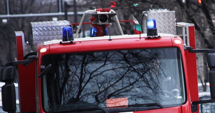 Изгорели мебели домашно имущество дървени врати и дограма а също