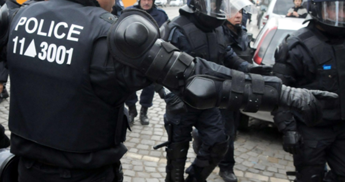 Няколко протестиращи са задържани при опит да пробият полицейските кордони