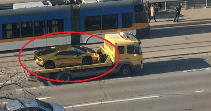 Снимка на лъскаво златно Lamborghini Ламборгини за броени дни подлуди София