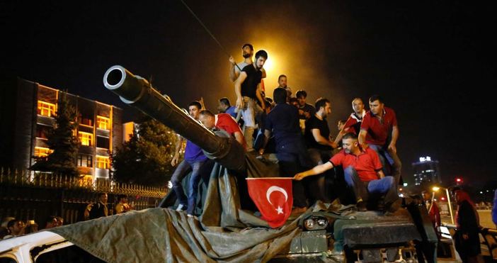Турски съд осъди днес 64 военни на доживотни присъди за