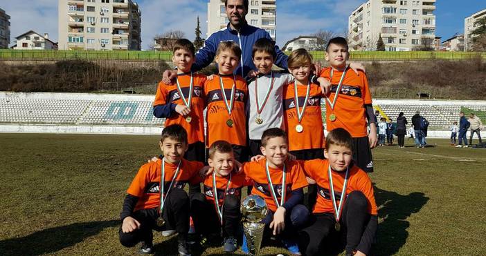 Родените през 2009 година таланти от варненската футболна академия Валенсия спечелиха