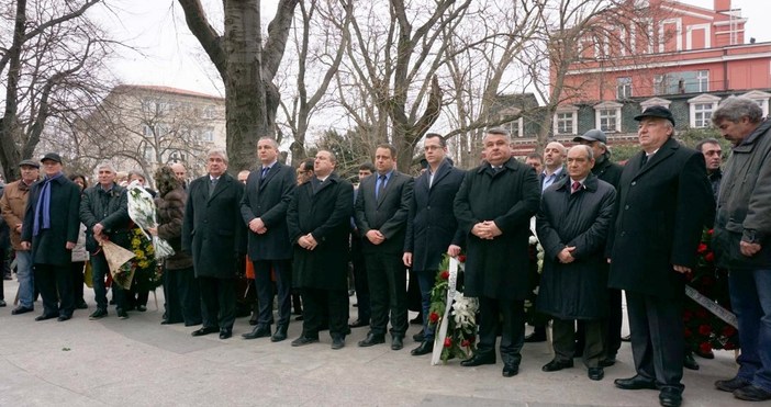 снимки Live Varna bgВенци и цветя бяха положени днес пред паметника на