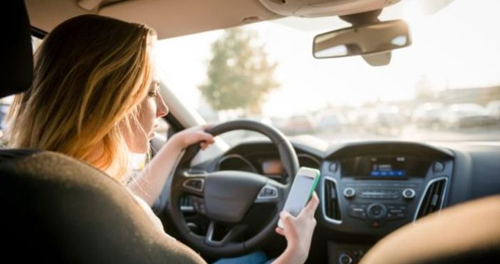 Властите във Франция забраниха на шофьорите да използат мобилен телефон