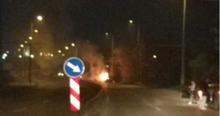 Снимка Флагман.бгЛек автомобил избухнал в пламъци малко преди входа за
