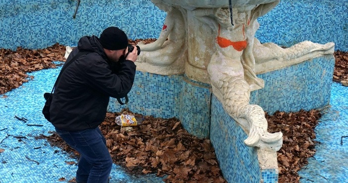 снимки БулфотоНеизвестен вандал е нарисувал бански върху русалка във фонтана