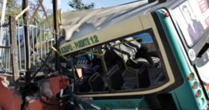 Деветнайсет души са загинали при преобръщане на двуетажен автобус в