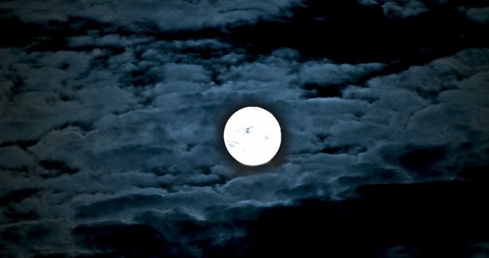 Луната е в земния знак Козирог от 04:22 , където