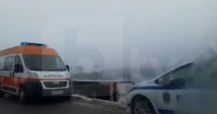 Кадър bTVОбърнат тир затруднява движението на главен път Е-79 край