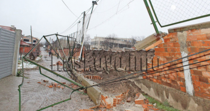 Снимка: haskovo.infoВ ранния следобед рухна част от тухлената ограда на