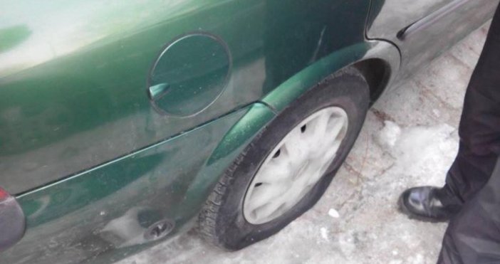 Снимка БулфотоДвама непълнолетни са срязали гумите на 16 леки автомобила