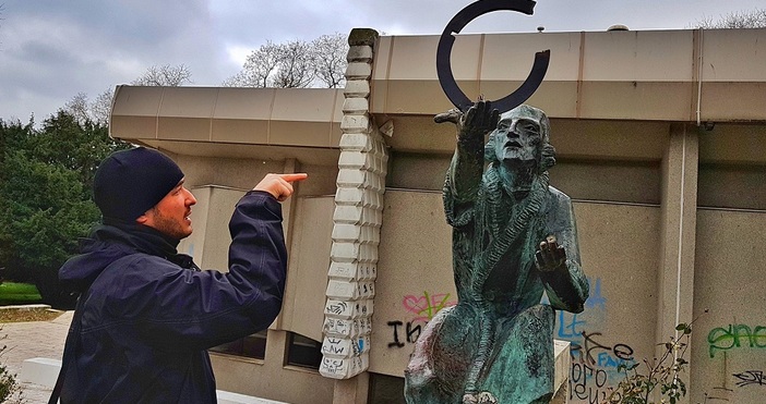Снимки БулфотоНеизвестни вандали отново потрошиха глобуса в ръката на статуята