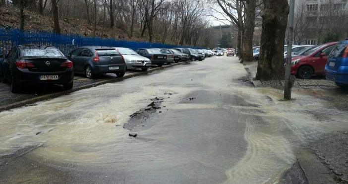 Снимки Петел Наводнението до Морско училище във Варна става все по голямо