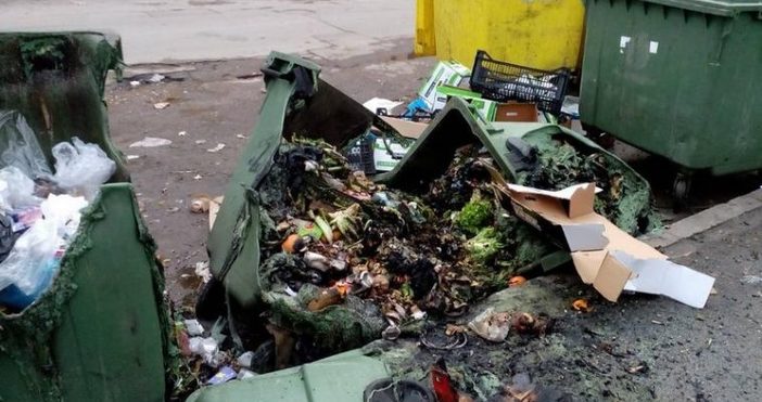Снимка БНРМиризма на изгнило мръсотия разпилени отпадъци и стопени от